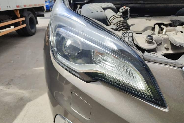 Used Buick Envision 2014 28T Four-Wheel Drive Luxury Model Right Front Headlight