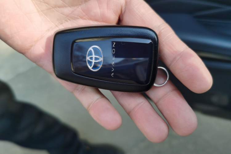 Used Toyota Avalon 2019 Dual-Engine 2.5L XLE Prestige Version China VI Standard
