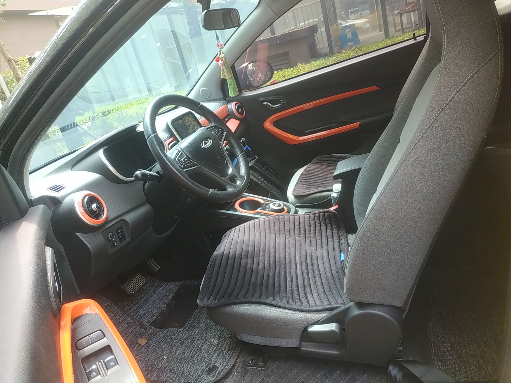 Переднее сиденье в автомобиле