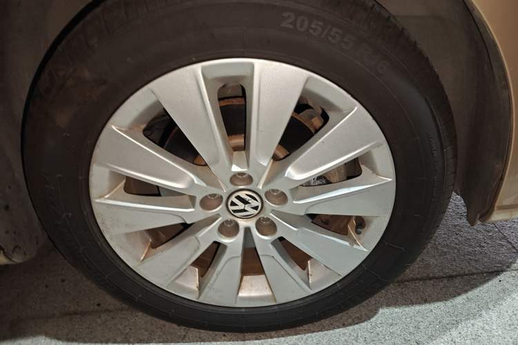 Used Volkswagen Lavida 2013 Restyled Classic 1.6L Automatic Comfort Edition Right Front Wheel Hub