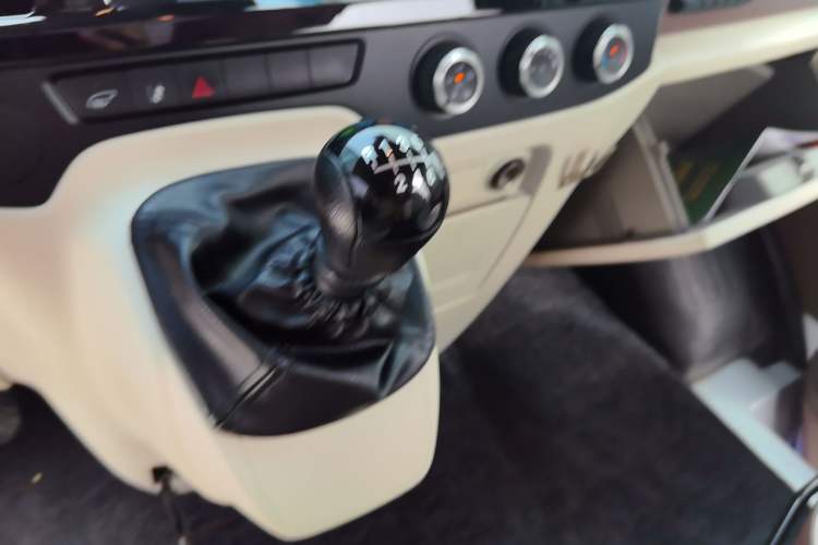 Used Ford Transit Custom 2021 2.2T Manual Standard Passenger Van Pro Long Wheelbase with Mechanical Pedals 9-Seater Mid-Roof Euro VI compliant
