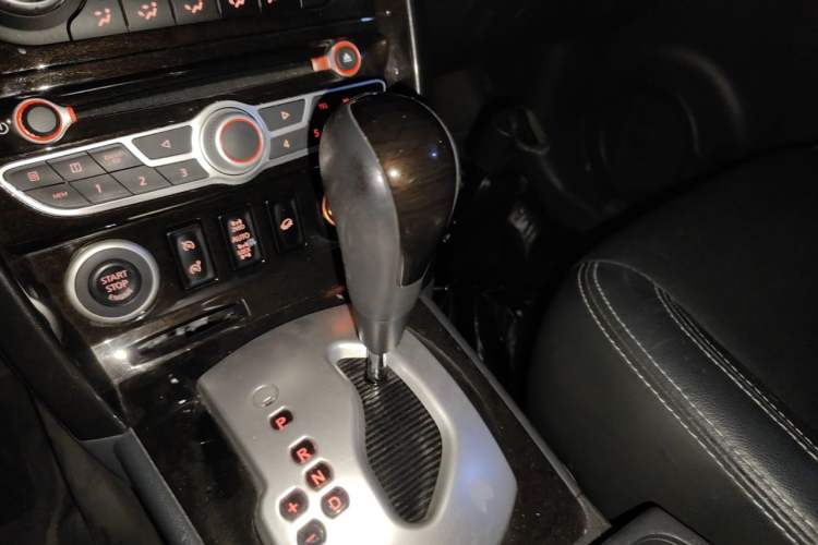 Used Renault Koleos 2013 2.5L 4x4 Comfort Edition Gear Lever