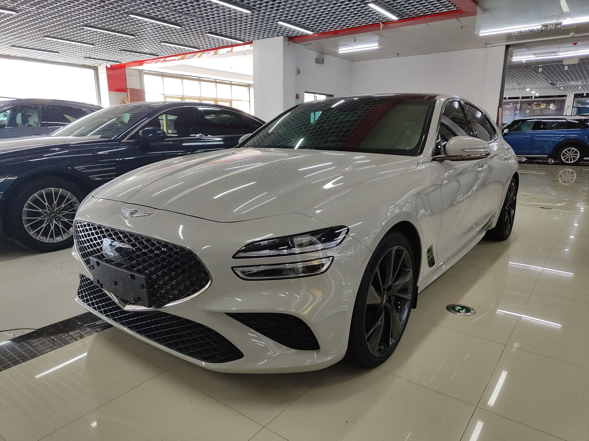 Под передней частью автомобиля