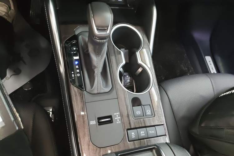 Used Toyota Highlander 2024 2.5L Smart Electric Hybrid Dual-Engine Four-Wheel Drive Prestige Version – 7 Seats