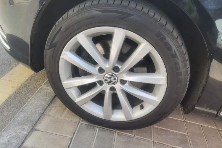 Used Volkswagen Magotan 2013 2.0 TSI Prestige Model Right Front Wheel Hub