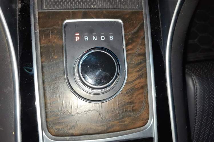 Used Jaguar XFL 2017 XFL 2.0T 200PS Luxury Edition Gear Lever