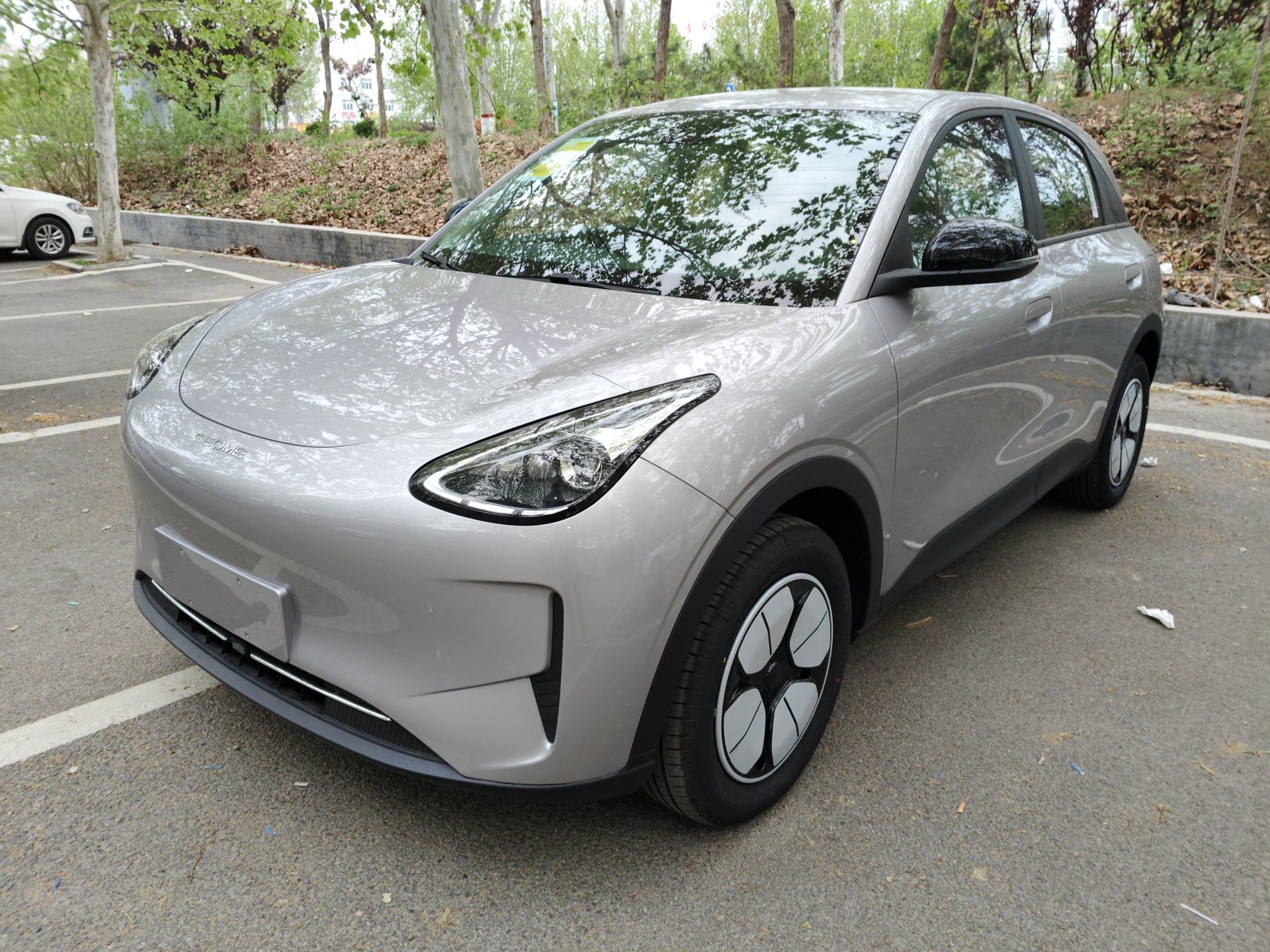 Под передней частью автомобиля