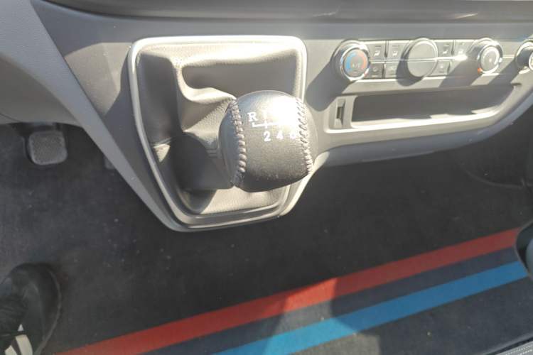 Used SAIC MAXUS Xintu V80 2024 Facelift Aoyuntong 6MT Short Wheelbase Mid-Height Version 147 Ps 5/6 Seats