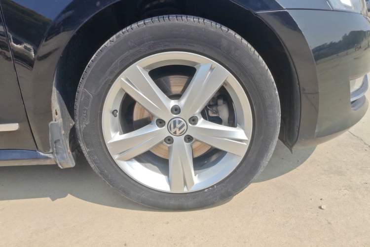 Used Volkswagen Passat 2011 1.8TSI DSG Prestige Edition Right Front Wheel Hub