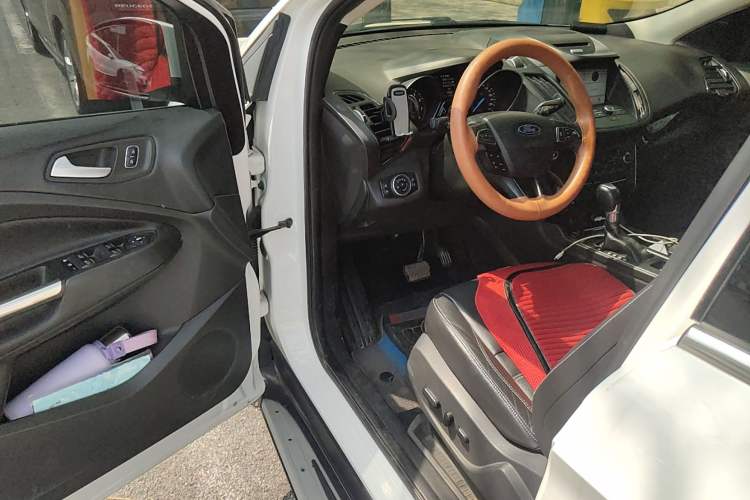 Used Ford Kuga 2017 EcoBoost 180 Two-Wheel-Drive Luxury Wing Edition Driver Seat