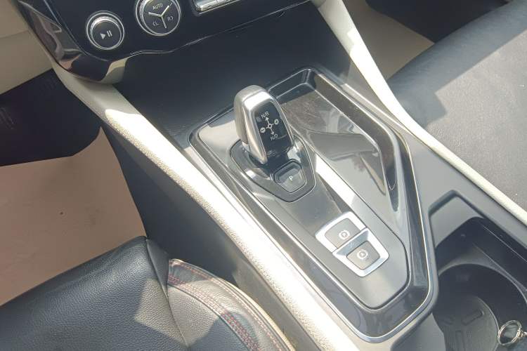 Used Lynk & Co 02 2018 1.5T DCT Two-Wheel Drive Zhaopu Version China V Standard Gear Lever