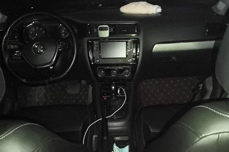 Used Volkswagen Sagitar 2017 1.6L Automatic Comfort Model Center Console