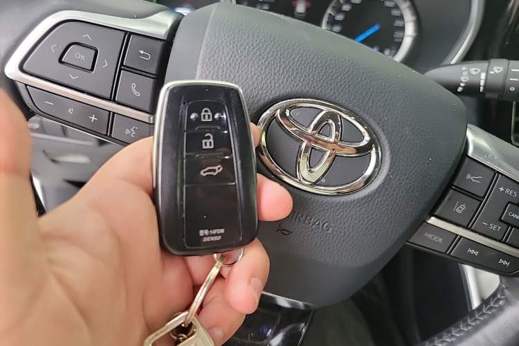 Used Toyota Highlander 2022 Dual-Engine 2.5L Four-Wheel Drive Prestige Version 7 Seats Vehicle Key