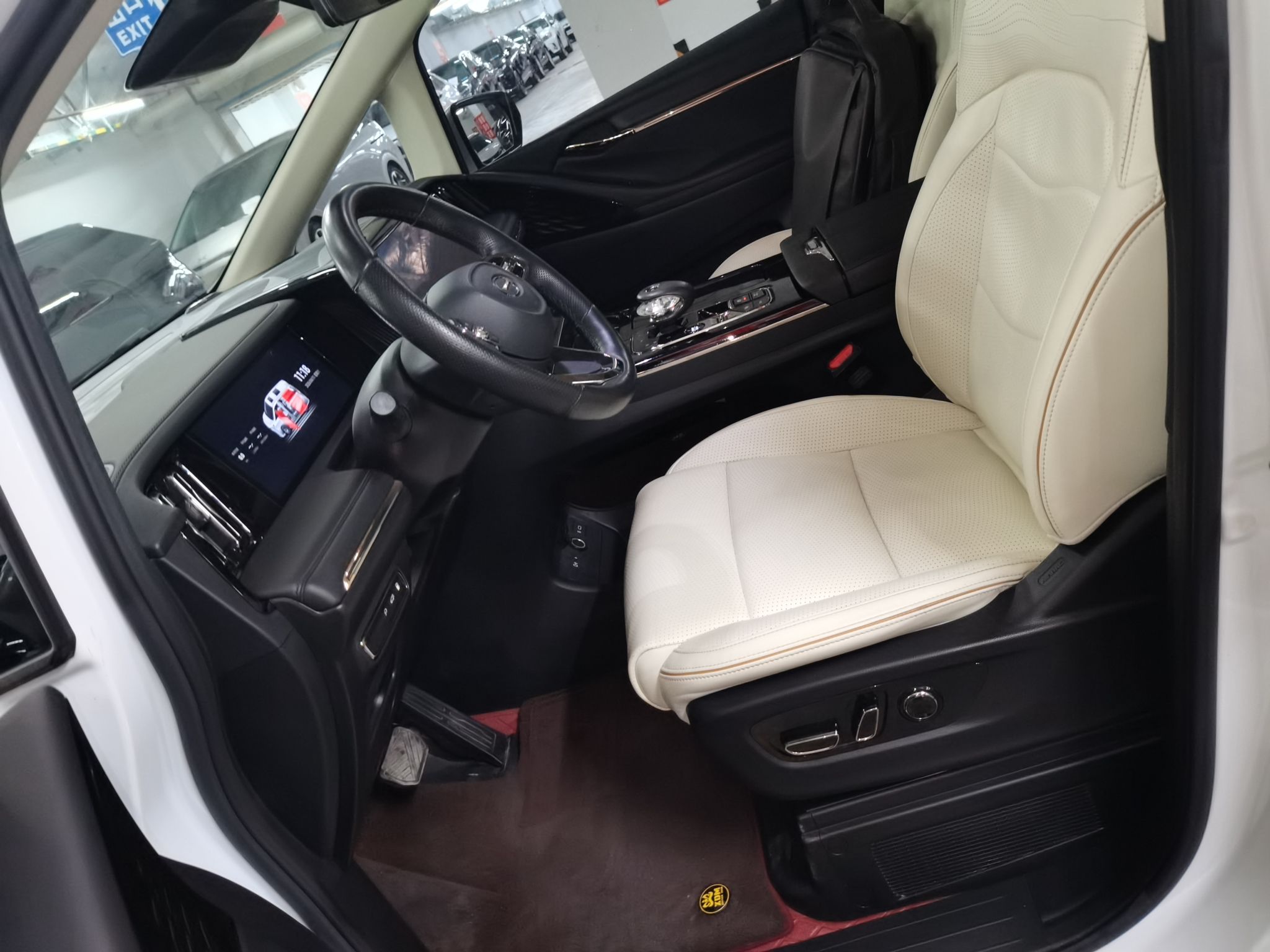 Переднее сиденье в автомобиле