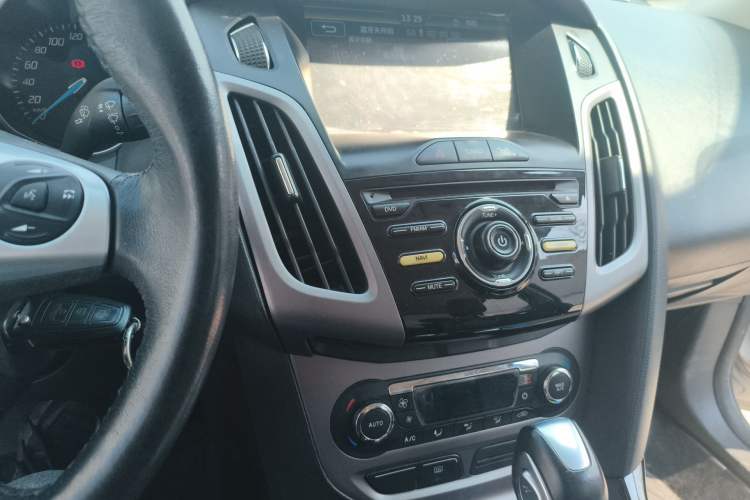 Used Ford Focus 2012 Sedan 1.6L Automatic Fashion Edition
