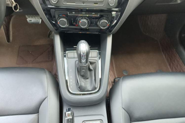 Used Volkswagen Sagitar 2015 230TSI Automatic Comfort Version Gear Lever