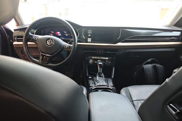 Used Volkswagen Passat 2019 330TSI Luxury Edition China VI Standard Center Console