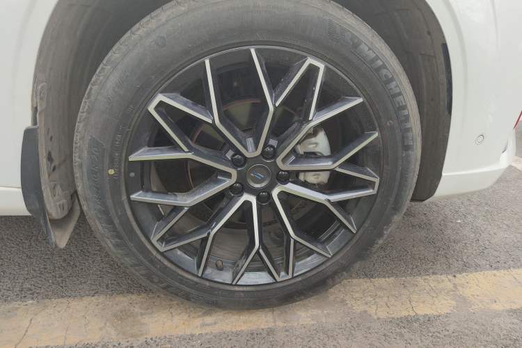 Used CHANGAN OSHAN Z6 2023 Blue Whale 1.5T DCT Smart Navigation Model Right Front Wheel Hub