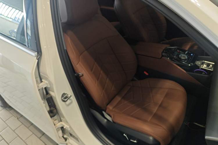 Used BMW i5 2024 eDrive 35L M Sport Package Right Front Seat