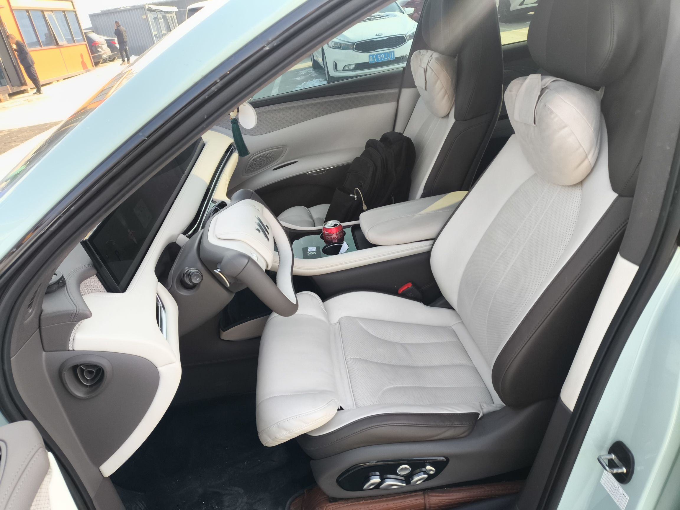المقاعد الأمامية داخل السيارة