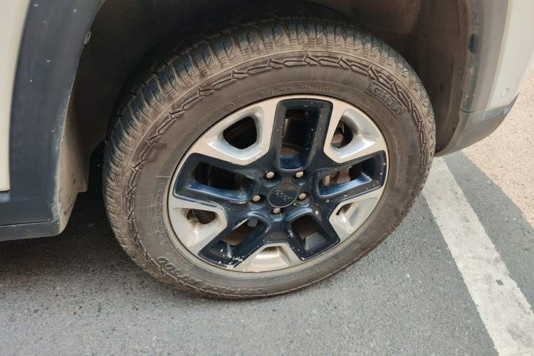 Used Jeep Compass 2017 200TS Automatic High-Performance All-Wheel Drive Edition Right Front Wheel Hub