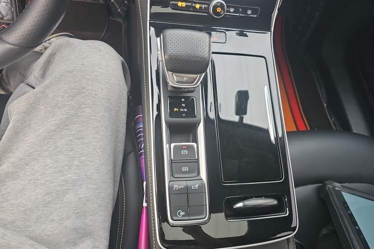 Used Roewe i6 MAX 2020 300TGI Automatic "Swell Cool Smart Drive" Edition Gear Lever