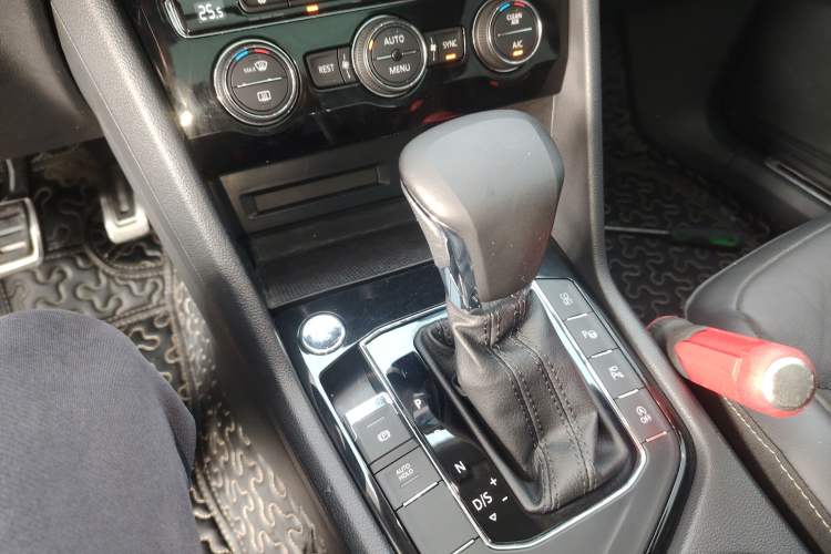 Used Volkswagen Tiguan L 2021 330TSI Automatic Two-Wheel Drive R-Line Enhanced Edition Gear Lever