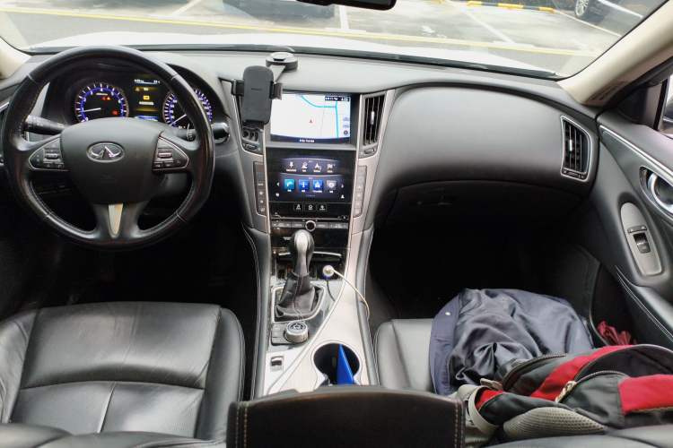 Used Infiniti Q50L 2016 2.0T Enjoyment Edition Center Console