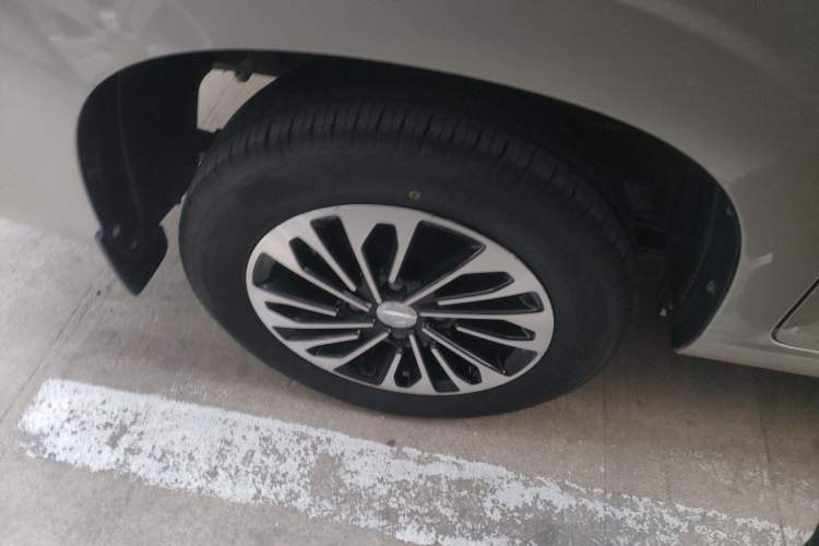 Used Dongfeng Fengon 380 2022 1.5L Comfort-Class Passenger Vehicle (Steel Spring) with 7 Seats