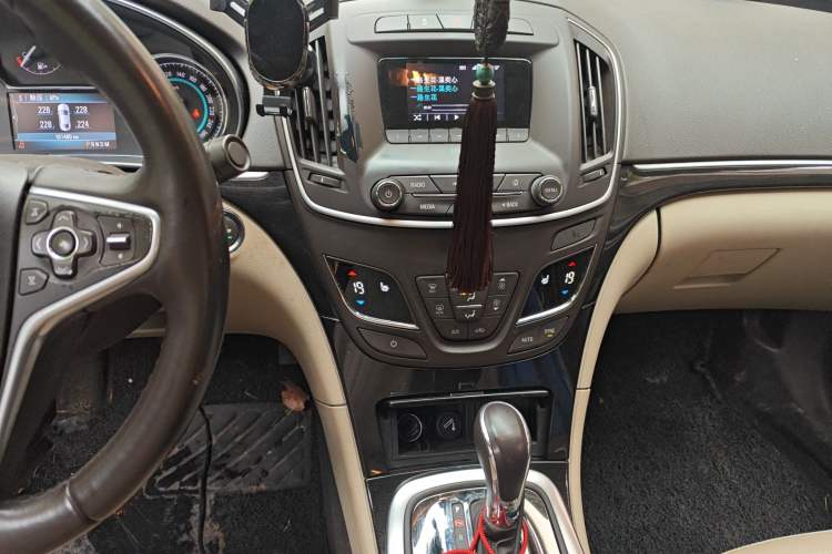 Used Buick Regal 2014 2.0L Elite Fashion Edition Audio And AC Panel