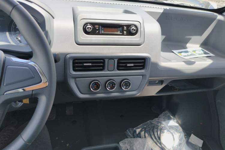 Used Wuling Yangguang 2025 Model 400km Bus Edition—Comfort Edition Audio And AC Panel