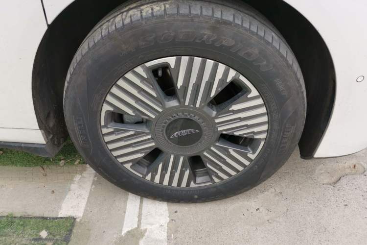 Used Geely Galaxy LEVC L380 2024 140-Degree 6-Seater All-Wheel-Drive Ultra