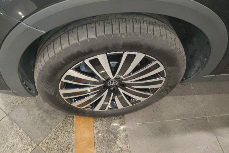 Used Volkswagen Tavendor 2023 330TSI Luxury Touring Edition Left Front Wheel Hub