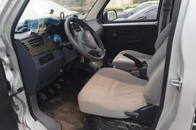 Used Jinbei Hiace X30 CNG 2023 1.5L Natural Gas Super-Enjoyment Passenger Van 5/6/7 Seats No Air Conditioning SWCC15M
