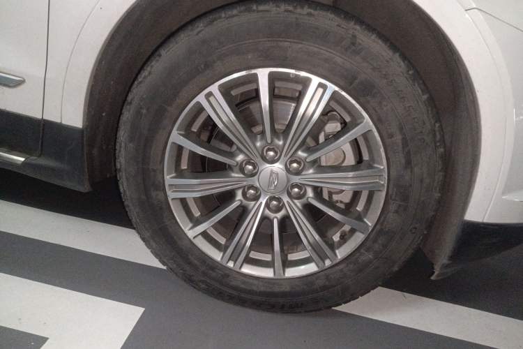 Used Cadillac XT5 2018 25T Luxury Model Right Front Wheel Hub