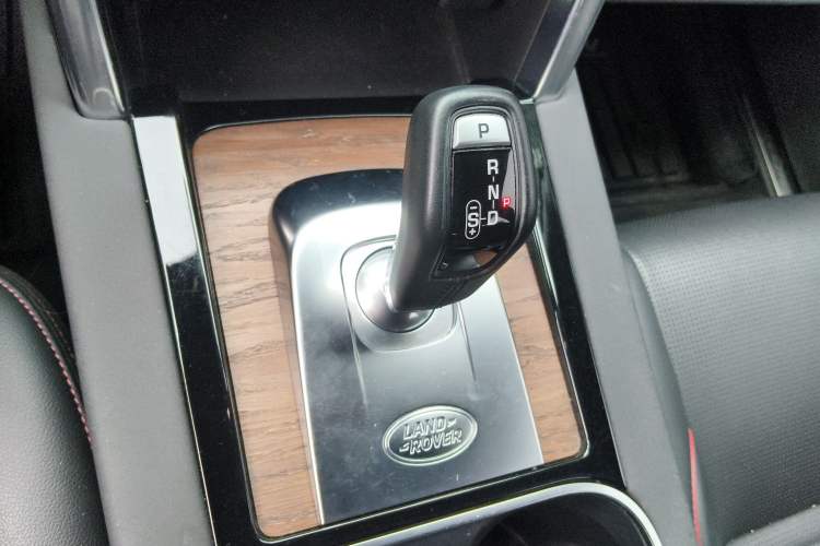 Used Land Rover Discovery Sport 2020 249 PS R-Dynamic Performance Tech Edition 7 Seats Gear Lever