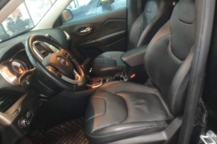 Used Jeep Cherokee 2017 2.0L Superior Edition