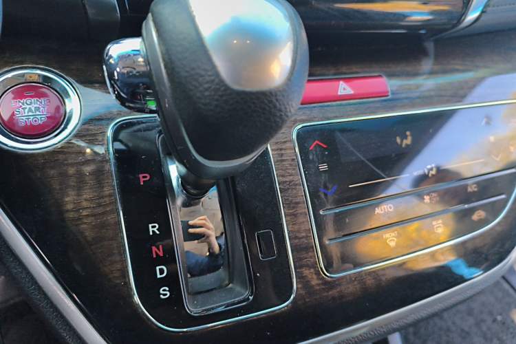 Used Honda Odyssey 2015 Updated Version 2.4L Smart Edition Gear Lever