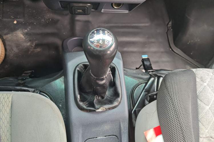 Used Jinbei Hiace X30 2023 1.5L Super-Comfortable Passenger Van 5/6/7-Seater Non-Air-Conditioned Version Model SWC15M
