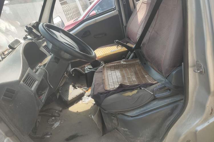 Used Wuling Zhiguang Small Truck 2016 1.2L Double-Cab LSI Left Front Seat