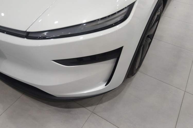 Used Tesla Model Y 2025 Long-Range All-Wheel-Drive Version
