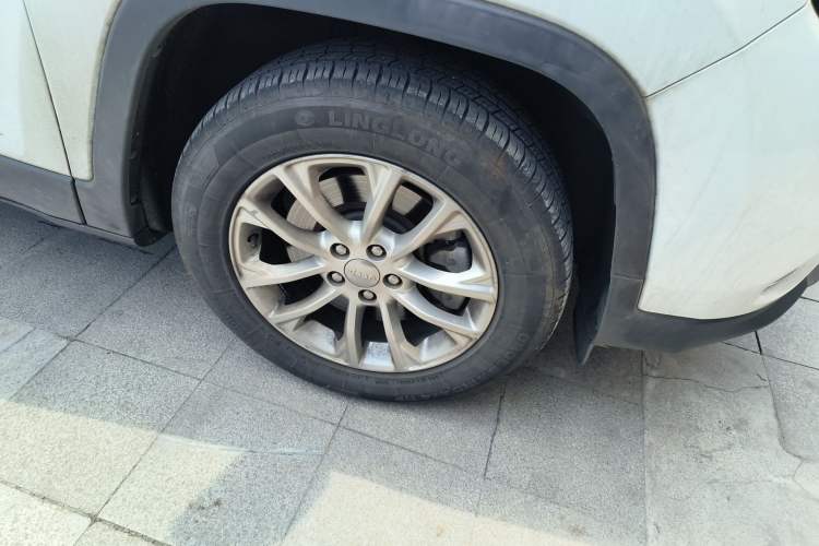 Used Jeep Cherokee 2019 2.0T Two-Wheel Drive Smart Enjoyment Version China VI Right Front Wheel Hub