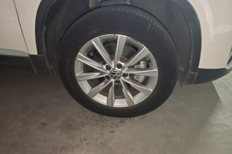 Used Volkswagen Tiguan 2017 300TSI Automatic Two-Wheel Drive Silk Road Luxury Edition Right Front Wheel Hub