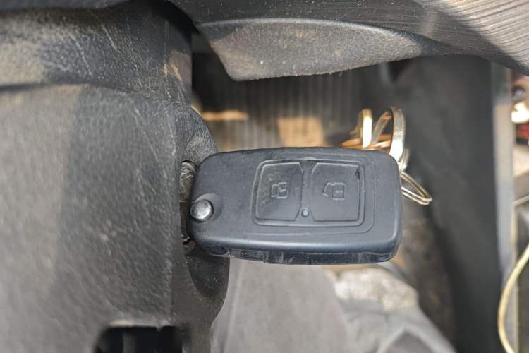 Used CHANGAN KAICHENG Ruixing EM60 2025 Passenger Version Comfort Edition 6 Seats 300 km Range Side-Hinged Doors Vehicle Key