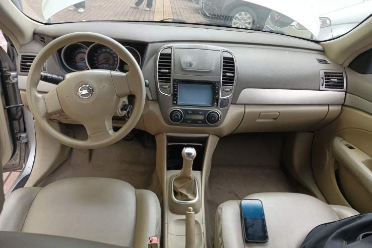 Used Nissan Sylphy 2012 Classic 1.6XE Manual Comfort Edition Center Console