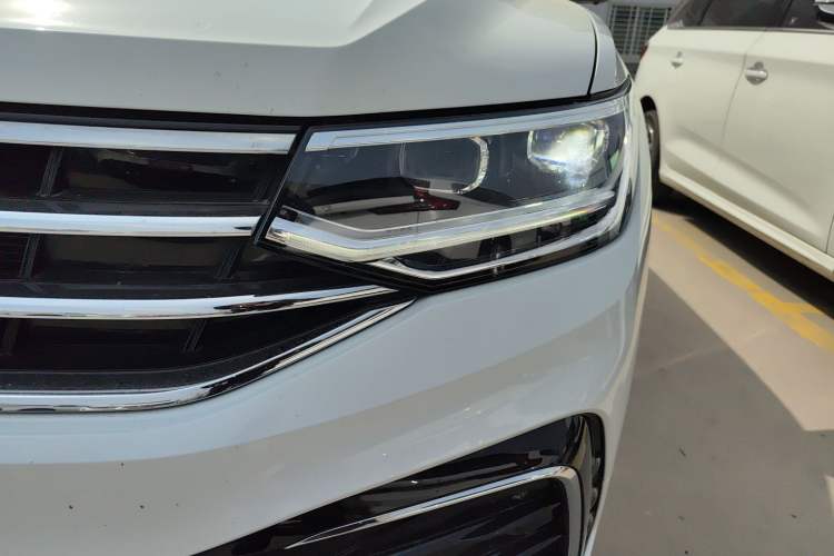 Used Volkswagen Tiguan L 2023 Facelifted 380TSI Automatic All-Wheel Drive R-Line Plus Version 7-Seater Left Front Headlight