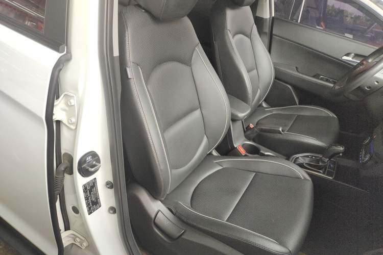 Used Hyundai ix25 2015 1.6L Automatic Two-Wheel-Drive Deluxe DLX Model