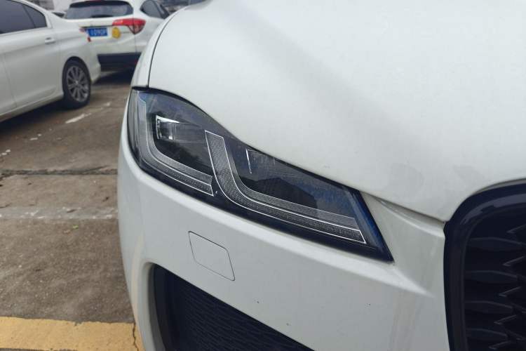 Used Jaguar F-PACE 2023 P250 R-Dynamic BLACK Right Front Headlight