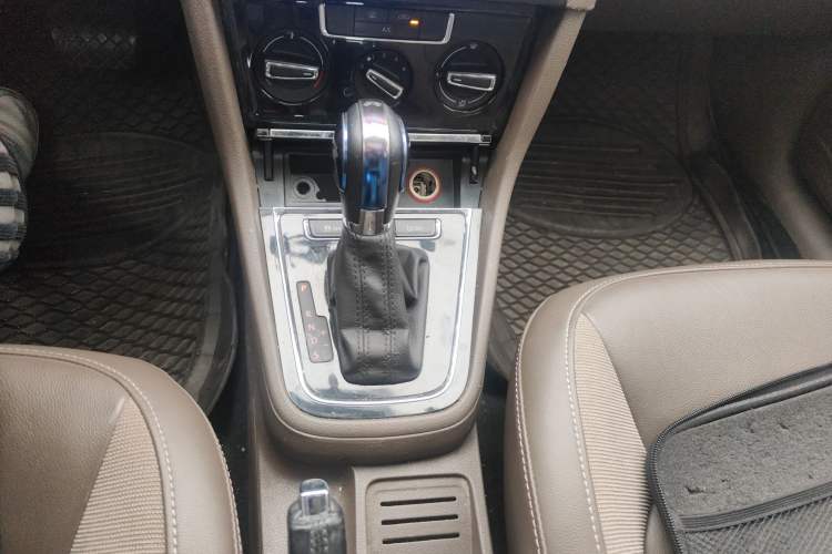 Used Volkswagen Bora 2014 1.6L Automatic Comfort Model Gear Lever