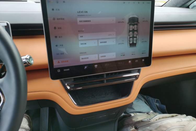 Used Geely Galaxy LEVC L380 2024 140-Degree 6-Seater All-Wheel-Drive Ultra Audio And AC Panel